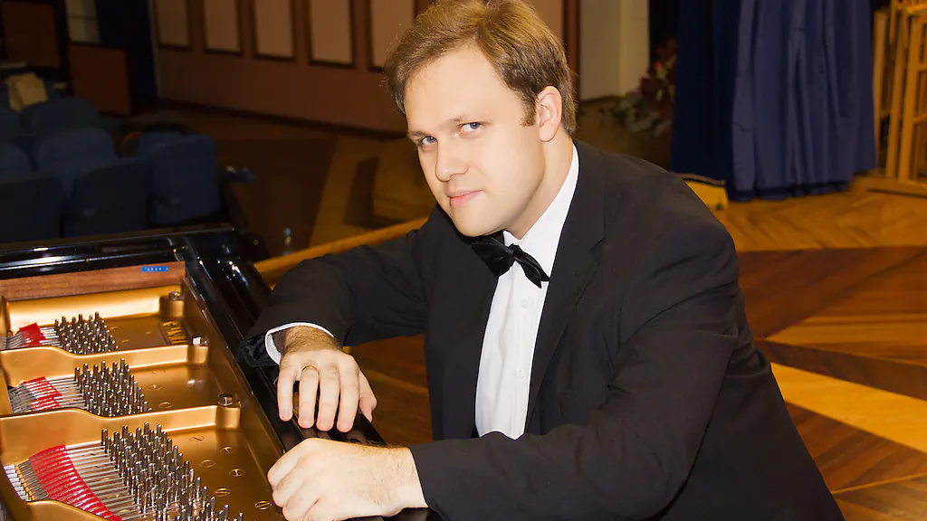 Alexey Chernov interpretiert „Tanz der Ritter“ aus Romeo und Julia - von Pariser Eleganz zu musikalischen Bildern