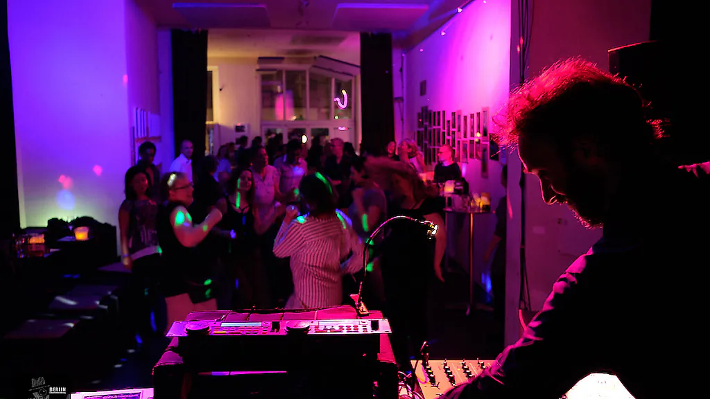 Die Early Bird Party: Der frühe Vogel tanzt den Beat - Mit DJ Louie Prima