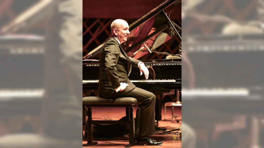 CHRIS HOPKINS (piano solo) - Classic Jazz & Swing at its best