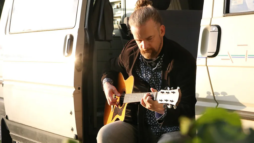 JOE BENNICK - Singer-/Songwriter