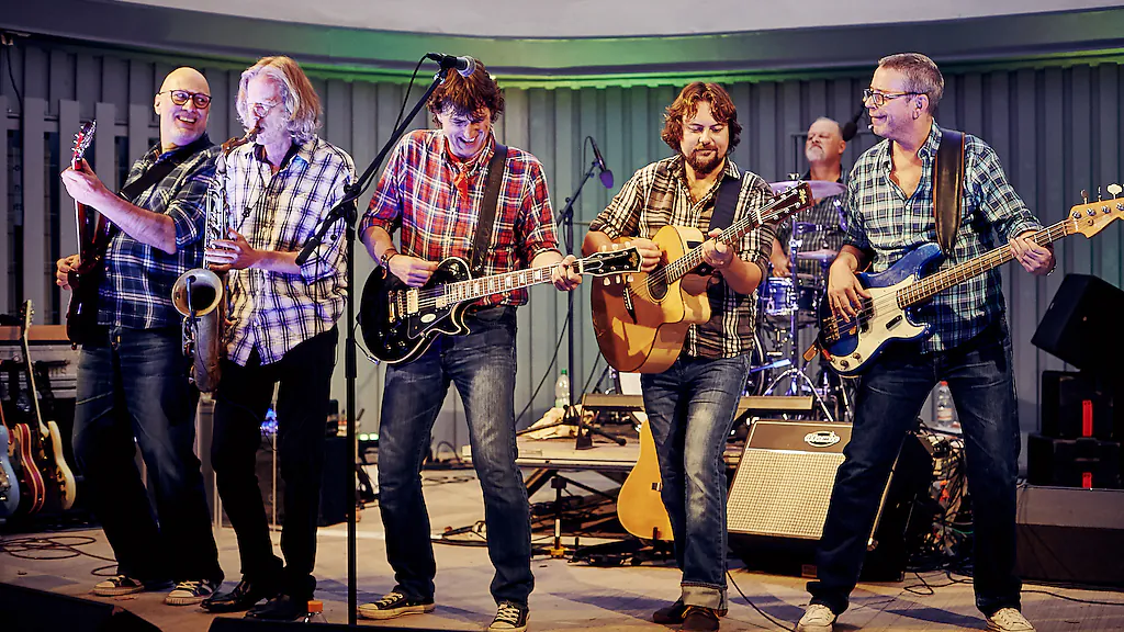 Willy & The Poor Boys - playing the music of CCR