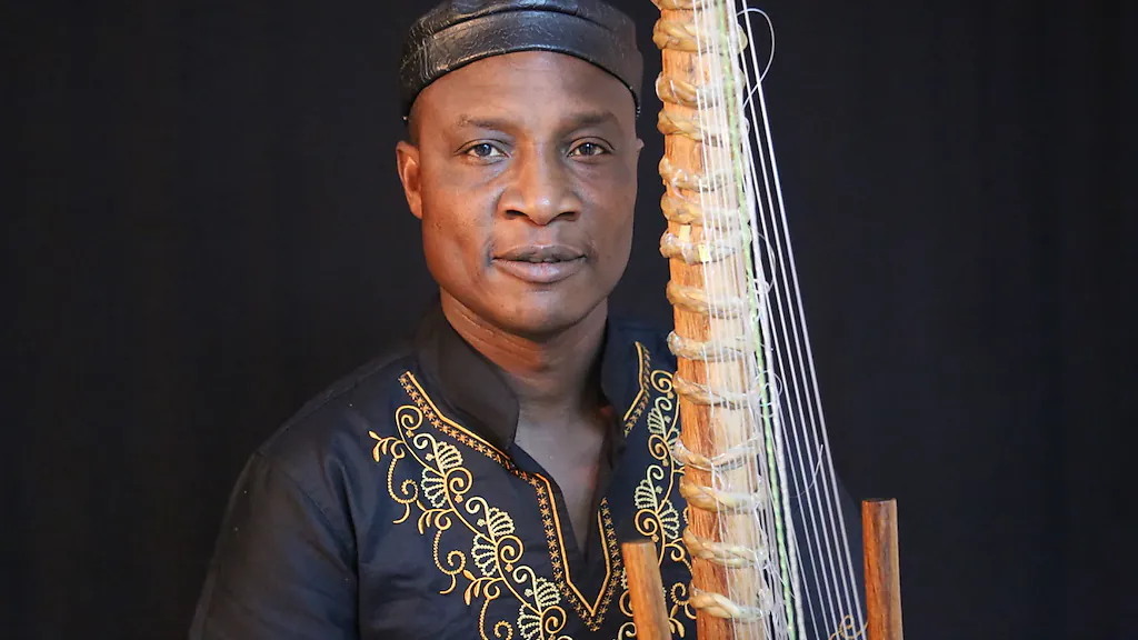 Adjiri Odametey Solo - Afrikanische Weltmusik