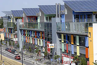 Das Solarschiff, Sonnenschiff in der Merzhauserstraße. Solarsiedlung, Sonnenenergie, Disch, Solararchitektur, Sonnenenergie, Sonnenschiff Das 'Sonnenschiff', der Plus-Energie-Bau von Rolf Disch an der Merzhauser Straße.Das Solarschiff, Sonnenschiff in der Merzhauserstraße. Solarsiedlung, Sonnenenergie, Disch, Solararchitektur, Sonnenenergie, Sonnenschiff Das 'Sonnenschiff', der Plus-Energie-Bau von Rolf Disch an der Merzhauser Straße.02.05.2007, BZ - KUL: Ausstellungsschauplatz und -objekt: Rolf Dischs Freiburger Sonnenschiffingo schneider19.05.2007, BZ - FRB:  Während der Rest der Republik nicht mal weiß, was ein Plusenergiehaus ist, investiert Finke sein Trainergehalt ethisch-ökologisch korrekt in die Solarsiedlung. 11.07.2009, BZ - BEX: Dischs energieeffizientes Vorzeigeprojekt: das Sonnenschiff im Freiburger Stadtteil Vauban zum Wohnen, Arbeiten, Einkaufen Ingo Schneider, BZ11.07.2009, BZ - ANZ: Dischs energieeffizientes Vorzeigeprojekt: das Sonnenschiff im Freiburger Stadtteil Vauban zum Wohnen, Arbeiten, Einkaufen Ingo Schneider, BZ11.07.2009, BZ - ANZ: Dischs energieeffizientes Vorzeigeprojekt: das Sonnenschiff im Freiburger Stadtteil Vauban zum Wohnen, Arbeiten, Einkaufen Ingo Schneider, BZ11.07.2009, BZ - ANZ: Dischs energieeffizientes Vorzeigeprojekt: das Sonnenschiff im Freiburger Stadtteil Vauban zum Wohnen, Arbeiten, Einkaufen Ingo Schneider, BZ11.07.2009, BZ - ANZ: Dischs energieeffizientes Vorzeigeprojekt: das Sonnenschiff im Freiburger Stadtteil Vauban zum Wohnen, Arbeiten, Einkaufen Ingo Schneider, BZ11.07.2009, BZ - ANZ: Dischs energieeffizientes Vorzeigeprojekt: das Sonnenschiff im Freiburger Stadtteil Vauban zum Wohnen, Arbeiten, Einkaufen Ingo Schneider, BZ11.07.2009, BZ - ANZ: Dischs energieeffizientes Vorzeigeprojekt: das Sonnenschiff im Freiburger Stadtteil Vauban zum Wohnen, Arbeiten, Einkaufen Ingo Schneider, BZ14.07.2012, BZ - WKE: Schwarzwald neu: „Solarschiff“ im Vauban. Schneider [Ingo Schneider]