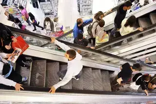 Im Drogeriemarkt Müller sind die Rolltreppen gut belegt in der Nacht des Megasamstag. Mega-Samstag [Foto: Thomas Kunz]