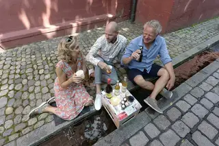 Ulrike Peissl, Thorsten Schäfers und Nikolaus Groß den Organisatoren des Bächlepicknick. Bächle Adelhauser Straße [Foto: Ingo Schneider]