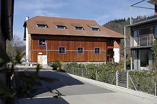 Bachchorhaus im Hirschenhofweg 14, Stadtteil Ebnet. Bachchor, Haus, Architektur, HolzBachchorhaus im Hirschenhofweg 14, Stadtteil Ebnet. Bachchor, Haus, Architektur, Holz14.03.2007, BZ - FRB: Im Bachchor-Haus beim Ebneter Schloss soll das Kinderlernhaus Kindergarten und Schule unter einem Dach vereinen. Ingo schneider14.03.2007, BZ - FRB: Im Bachchor-Haus beim Ebneter Schloss soll das Kinderlernhaus Kindergarten und Schule unter einem Dach vereinen. Ingo schneider14.03.2007, BZ - FRB: Im Bachchor-Haus beim Ebneter Schloss soll das Kinderlernhaus Kindergarten und Schule unter einem Dach vereinen. Ingo schneider [Ingo Schneider]