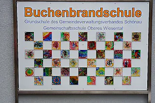 Mensa und Lehrer-Team der 5. Klasse GMS in Schönau an der Buchenbrandschule<?ZE?><?ZE?>Zum Essen gab's Winzerweck und Karamellpudding mit Sahne („Fünftklässler kochen für Fünftklässler“) [Dirk Sattelberger]