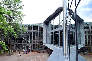 Neuer Anbau (re.) und Schul-Innenhof der Freien Christlichen Schule in der Wirthstraße im Stadtteil Landwasser. Bildung, Neubau, Schüler, Gymnasium, Schulgebäude28.06.2013, BZ - FRB: Viel Platz, viel Durchblick: Der Neubau mit Mensa, acht Klassenzimmern und 1600 Quadratmetern  schließt ans alte Schulhaus an. Thomas Kunz25.01.2014, BZ - BEX: Ein neuer Anbau wartet auf die Fünftklässler.Thomas Kunz25.01.2014, BZ - BEX: Ein neuer Anbau wartet auf die Fünftklässler.Thomas Kunz [Thomas Kunz]
