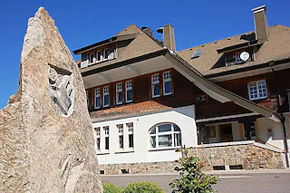mit Wappenstein [Foto: Tanja Bury]