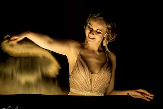 Queen of Sand: Irina Titova - Orgel & Sandmalerei