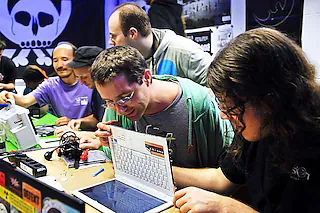 <ONBU></ONBU>Der Computer Chaos Club Freiburg repariert im Jugend-Club Artika am Siegesdenkmal Computer, Laptops und sonstige Elektrogeräte [Thomas Kunz]