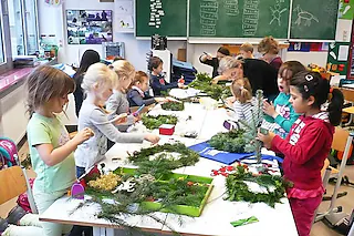Eifrig gebastelt wurde beim großen Weihnachtsbasteltag der Grundschule am Erle in Endingen. [Privat]