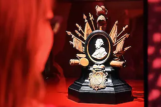 Im Badischen Landesmuseum im Schloss Karlsruhe (Baden-Württemberg) wird am 05.05.2015 ein Aufsatz, der um 1715 entstand, mit Elfenbeinporträt von Karl Wilhelm Markgraf von Baden-Durlach präsentiert. Dies ist Teil der großen Landesausstellung " Karl Wilhelm 1679 - 1738" die vom 09.05.- bis zum 18.10.2015 gezeigt wird. Zum 300. Karlsruher Stadtgeburtstag zeichnet die Schau ab ein ganz persönliches Porträt des ehrgeizigen Markgrafen, beleuchtet seine Reformen sowie die Bedeutung Karlsruhes auch über die Grenzen hinaus. Foto: Uli Deck/dpa +++(c) dpa - Bildfunk+++ [Foto: Uli Deck]
