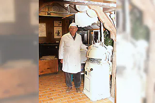 der gelernte Bäcker Walter Leimenstoll  hat in Vörstetten ein Bäckereimuseum gegründet, das regen Besucherstrom verzeichnet. [Frank Kiefer]