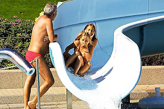 Wasserrutsche macht auch bei kühleren Temperaturen Spaß [SK]