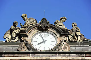 Goethe-Gymnasium, Holzmarktplatz 5. Detail, Figuren, Fassade, Skulpturen, Lernen, Schule, Uhr, Schüler, Lehrer, Sandstein, Architektur, [Ingo Schneider]