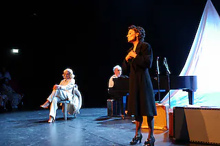 Novemberlicht - MarlenePiaf - Das Leben zweier Diven - Ein dramatischer Liederabend voller Höhen und Tiefen von Edzard Schoppmann