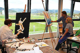 Der inklusive Malkurs  in der Villa artis zeigt am 26. April im Rahmen einer Vernissage Werke, die in einem ganz besonderen Unterricht entstanden sind. Allein oder mit Unterstützung von Kursleiter Waldemar Kebleris - malen tut gut. [Sabine Model]