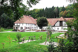 <ONBU>Im Jahr 2000 erwarb die Freie Christliche Gemeinde das ehemalige Gestüt des Grafen August von Bismarck. In Eigenarbeit bauten die Gemeindemitglieder das Hofgut im Liliental in Ihringen aufwändig um.</ONBU>Im Jahr 2000 erwarb die Freie Christliche Gemeinde das ehemalige Gestüt des Grafen August von Bismarck. In Eigenarbeit bauten die Gemeindemitglieder das Hofgut im Liliental in Ihringen aufwändig um. [privat]