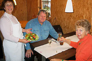 <ONBU>Biorestaurant Sonnehof Blansingen</ONBU>Karin Grether-Kirchhofer (links) serviert im Biorestaurant des Sonnenhofes ihren Stammgästen Hans Lamparter und Ingrid Mittnacht eine Salatkreation. [Jutta Schütz]