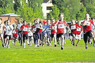Minimarathon: Ideales Laufwetter herrschte gestern Morgen beim 13. Minimarathon, ein Wettbewerb für Schulmannschaften und die wohl größte Schulsportveranstaltung Baden-Württembergs, im Langensteinstadion in Tiengen. Die Sonne strahlte, der Himmel war blau, und es wehte eine leichte Brise über das Gelände. 2640 Schüler in 220 Mannschaften aus 70 Schulen des Landkreises Waldshut waren am Start. Roland Heß, einer der Organisatoren, war zufrieden: Alles ist super gelaufen. [Foto: Neubert]