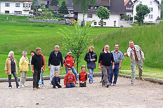 <ONBU></ONBU><Bildtext>Mit vier Mannschaften einheimischer Spieler wurde am Mittwoch die Boulesaison in Friedenweiler eröffnet. </Bildtext> [Liane Schilling]