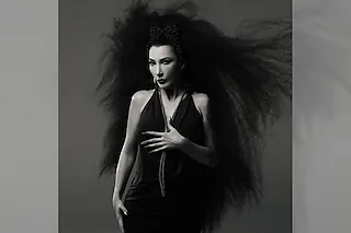 Hande Yener - HANDE BIZI SEZEN'E GÖTÜR - Hande, führ uns zu Sezen.