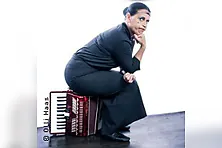 Carmela de Feo (La Signora)- Froschkönigin
