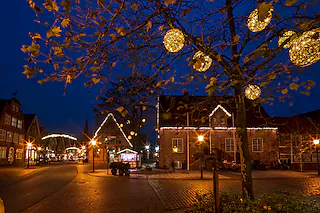 Weihnachtliche Stadtführung durch die historische Altstadt im Nordseebad Otterndorf - Weihnachtliche Stadtführung durch die historische Altstadt im Nordseebad Otterndorf