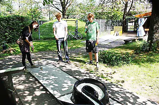<ONBU></ONBU>Bei den frühsommerlichen Temperaturen sind die Minigolf-Anlagen - wie hier an der Oberrieder-Straße in KIrchzarten - ein beliebtes Ausflugsziel [Andreas Peikert]