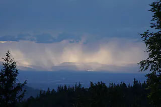 Die heutige Regenwand in Richtung Freiburg [Foto: Thomas Eckerle]