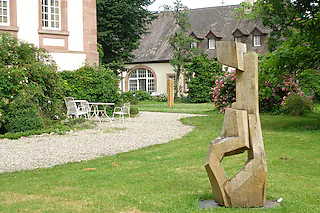 Das Schloss in Neuershausen ist Kulisse für eine Ausstellung des Kunstvereins March; Skulpturen von Thomas Diermann im Schlosspark; im Hintergrund das Ökonomiegebäude mit dem Sandsteintorbogen, in dem Gemälde von Susanne Zuehlke ausgestellt sind02.10.2014, BZ - FLA: Auch die Marcher Schlossareale wie in Neuershausen gehören zu den archäologisch wichtigen Kulturdenkmalen, ebenso wie der keltische Grabhügel  (re.) am Buchheimer Sportplatz, der „kleine Bruder“ des großen Bürgle. [Barbara Schmidt]