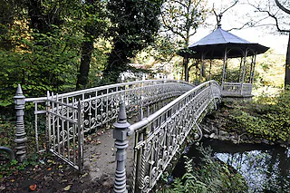 Pavillon mit Brücke am Waldsee [Thomas Kunz]