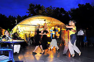 Huberts-Tango-Oase in der Wendlinger Straße in FR-St. Georgen ist eine Idee von Hubert Gschwind. Die Tango-Oase steht unter der Schirmherrschaft des Tango Argentino Club Corazon e.V.. Außerdem steht sie auf einem Acker neben einem Sonnenblumenfeld. Tanz [Thomas Kunz]