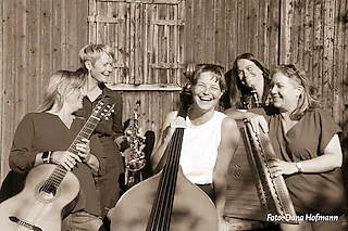 Scharadwanzen „Spuren von Volksmusik nicht ausgeschlossen!“ Saxophon, Klarinette, Hackbrett, Gitarre, Kontrabass