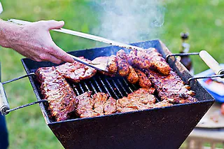 ARCHIV - Ein Mann grillt in seinem Garten im brandenburgischen Jacobsdorf (Oder-Spree) Würste und Fleisch, aufgenommen am 23.08.2009. Der Grill ist in Deutschland nach Angaben von Herstellern stark gefragt, nicht mal das schlechte Wetter zu Beginn des Sommers konnte dem Boom etwas anhaben. Foto: Patrick Pleul (zu lrs 7010 vom 22.06.2010)  +++(c) dpa - Bildfunk+++ [Patrick Pleul]
