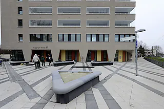 Polizeiposten Freiburg-Weingarten in Neubau Bugginger Straße 87 eingezogen. Offizielle Einweihung. Gebäude, Architektur10.01.2013, BZ - FRS: Architektonische Akzente setzt der Stadtbau-Neubau, in den auch der Polizeiposten Weingarten eingezogen ist. 31.05.2013, BZ - FRB: Ein Bau für die Polizei  Polizeiposten Weingarten Mit dem Gebäude in der Bugginger Straße 87 hat die FSB auch den neuen Polizeiposten Weingarten errichtet. Der alte war in der „Buggi 50“,  die ab 2009 zum  ersten Passiv-Hochhaus umgebaut wurde. Die Polizei zog Ende 2012 ins  Erdgeschoss des Neubaus, der 6,8 Millionen Euro kostete, 1,8 Millionen waren Zuschüsse von Land und Kommune. Der Polizeiposten  mit Büros, Umkleiden und 300 Quadratmeter kostete die Stadtbau 130000 Euro. Er erforderte Extras wie besonders stabile und sichere Türen und Fenster. Eine Arrestzelle hat er nicht. Die Polizei stattete die Räume mit Spezialeinrichtung  aus. Im Rest des achtstöckigen FSB-Baus befinden sich Praxen und Sozialwohnungen. [Ingo Schneider]