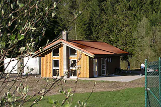 Das Vereinsheim der Tennisabteilung des SVE im Oberbränder Weibermoos wird offiziell seiner Bestimmung übergeben.   09.05.2008, BZ - NEU: Das neue Clubhaus der Tennisabteilung des SV Eisenbach wird am 18. Mai seiner Bestimmung übergeben.  gert brichta [Gert Brichta]
