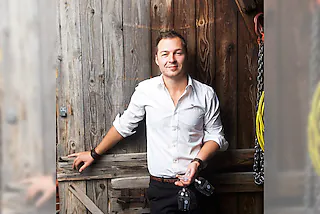 Seit ein paar Tagen ist das Weingut Kiefer-Seufert im Ortsteil Ballrechten in den öffentlichen Fokus gerückt. An den Ortseingängen des Wein-und Erholungsortes Ballrechten-Dottingen prangt das Konterfei von Deutschlands drittbestem Jungwinzer 2015/2016 - Philipp Kiefer. Der 25-jährige Weinküfer ist seit drei Jahren Inhaber des Weingutes in vierter Generation. [Foto: Jörg Sänger]