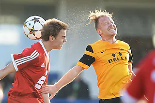 Fußball, Landesliga, SF Elzach-Yach-SC Wyhl am Sonntag (23.11.2014). Laurentius Becherer (l) von Elzach gegen Sebastian Ritter [Patrick Seeger]