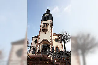 Die evangelische Kirche am Berg in Herbolzheim im Frühjahr [Martin Wendel]