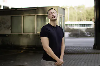 Hendrik Bolz - Aus Ruinen - Junger Mann in Krisenzeiten