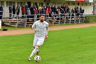 Fußball: SF Elzach-Yach - FC Denzlingen (1:1) / Verbandsliga Südbaden (16. Oktober 2020) / kein Sieger im Verbandsliga-Derby / Werner-Gießler-Arena / Pierre-Christoph Göppert (FCD) [Daniel Thoma]