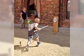 Reiterspiele im Klosterhof