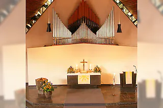 Die evangelischen Kirchengemeinden im Elztal veranstalten in diesem Sommer erstmals gemeinsame Regionalgottesdienste.<?ZE?>Das Thema aller drei Gottesdienste heißt "Auf und davon" - Reisegeschichten der Bibel. Im Anschluß an die Gottesdienste laden die Kirchengemeinden zum Kirchcafé ein. Die drei Pfarrer der Gemeinden, Armin Bauer, Wibke Klomp und Traugott Schillinger freuen sich über dieses gemeinsame Projekt der drei Elztalgemeinden, zeigt es doch die Verbundenheit der drei Gemeinden über die Gemeindegrenzen hinaus.<?ZE?><?ZE?> [Kirchengemeinde]