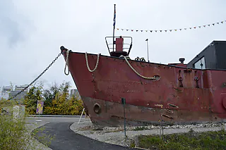 Stadtentwicklung Basel  Holzpark Klybeck mit dem Leuchttutmschiff „Gannet“ und Klybeckareal28.08.2022, SO - REI: Das rote Schiff auf dem Klybeckareal am Ufer des Rheins in Basel –  abends wird es zur Bar und zum Restaurant.Savera Kang [Savera Kang]