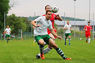 Fußball, Saison 2014/15 Bezirksliga, 14. Spieltag (Nachholspiel) TuS Oberrotweil - SV Kenzingen Szene aus dem Nachholspiel, das beim Stand von 1:1 nach 70 Minuten wegen eines Unwetters erst unter- und schließlich abgebrochen werden musste. [Matthias Konzok]