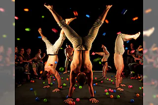 A Simple Space - Zirkus & Körpertheater