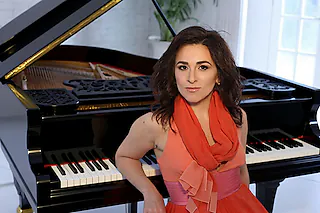 Lilian Akopova - Pianistin der Kontraste - Grenzenlose Klangwelten - Zwischen Rhein und Dnepr - Zwei Flüsse, ein musikalischer Dialog