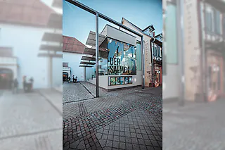 Herzstück des neuen Salmen ist der speziell für den Salmen-Saal entwickelte szenische Film in einer aufwendigen 270-Grad-Projektion. Neu sind außerdem die Ausstellungen zur badischen Freiheitsgeschichte, zum jüdischen Leben in Offenburg, der Gedenkraum für die Opfer von Krieg und Verfolgung, die „Nachdenk-Fragen“ als interaktives Element sowie die Sonderausstellungsfläche im Glashaus. [Foto: Dimitri Dell]